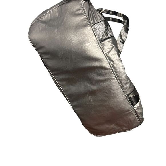 Beautiful Jessica Simpson Womens Portia Metallic Purse Tote Handbags Large grey - Picture 5 of 16